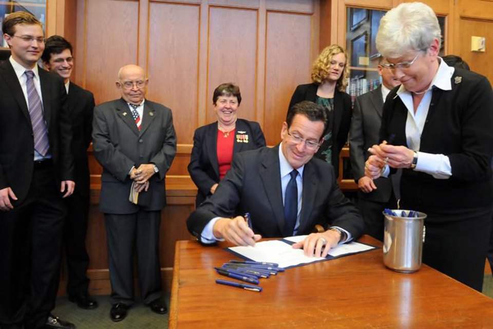 photo of Governor Malloy signing a bill at the Law School in 2012