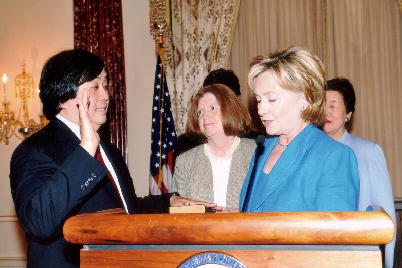 Harold Hongju Koh being sworn in by former Secretary fo State Hillary Rodham Clinton in 2009