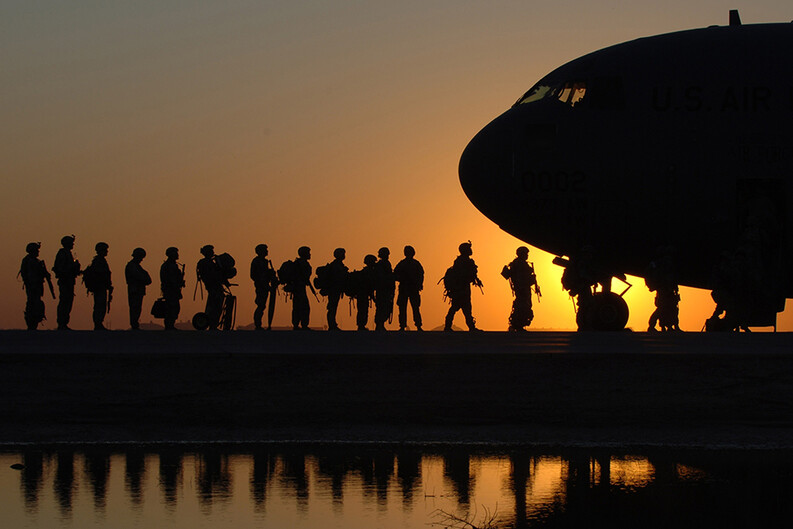 soldiers loading a plane